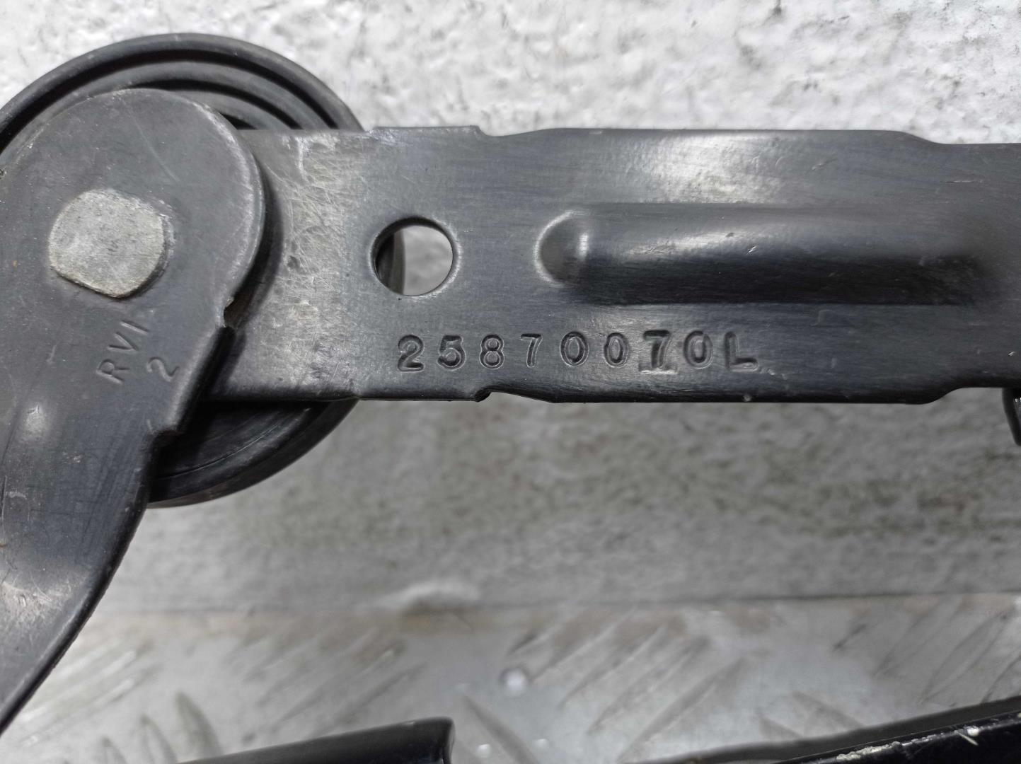 Петля капота левая