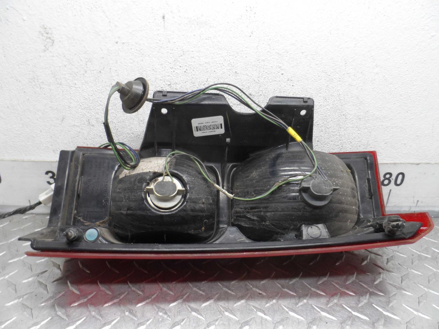 Фонарь задний наружный левый