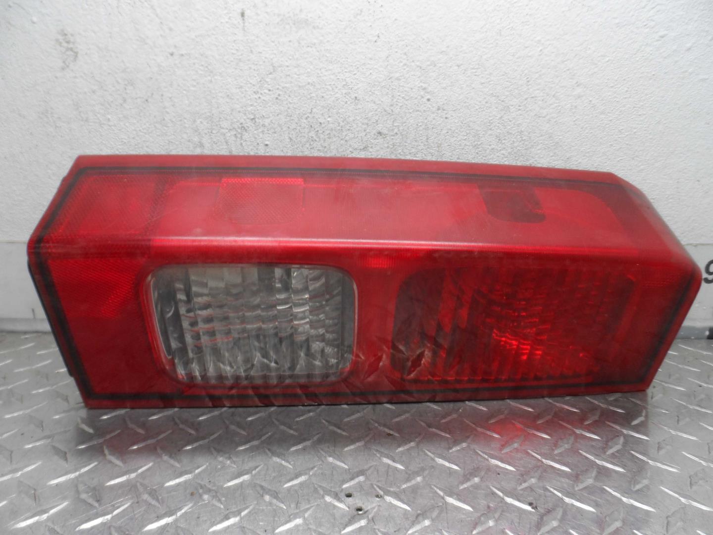 Фонарь задний наружный левый