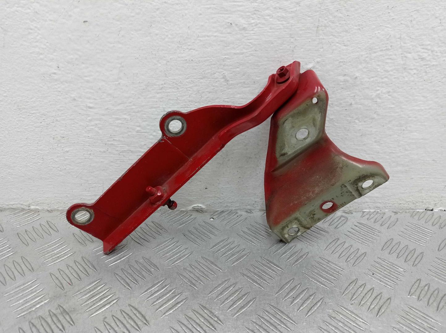 Петля капота правая