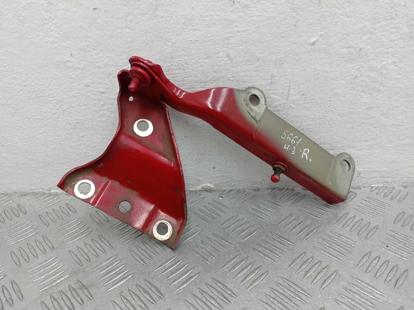 Петля капота правая