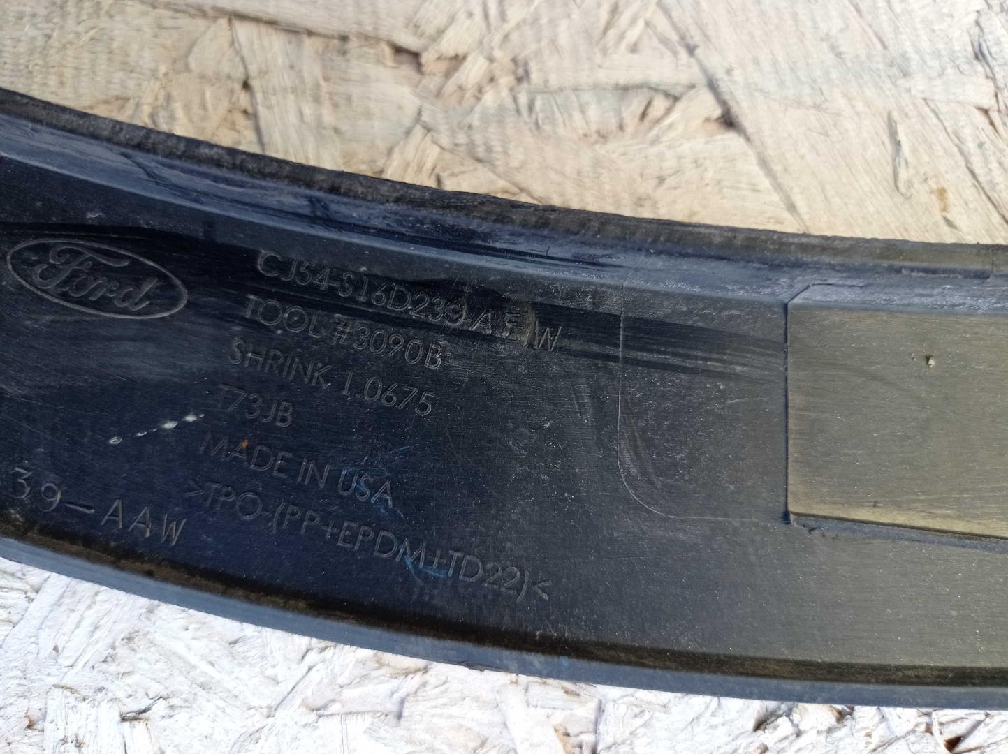 Накладка переднего крыла левого