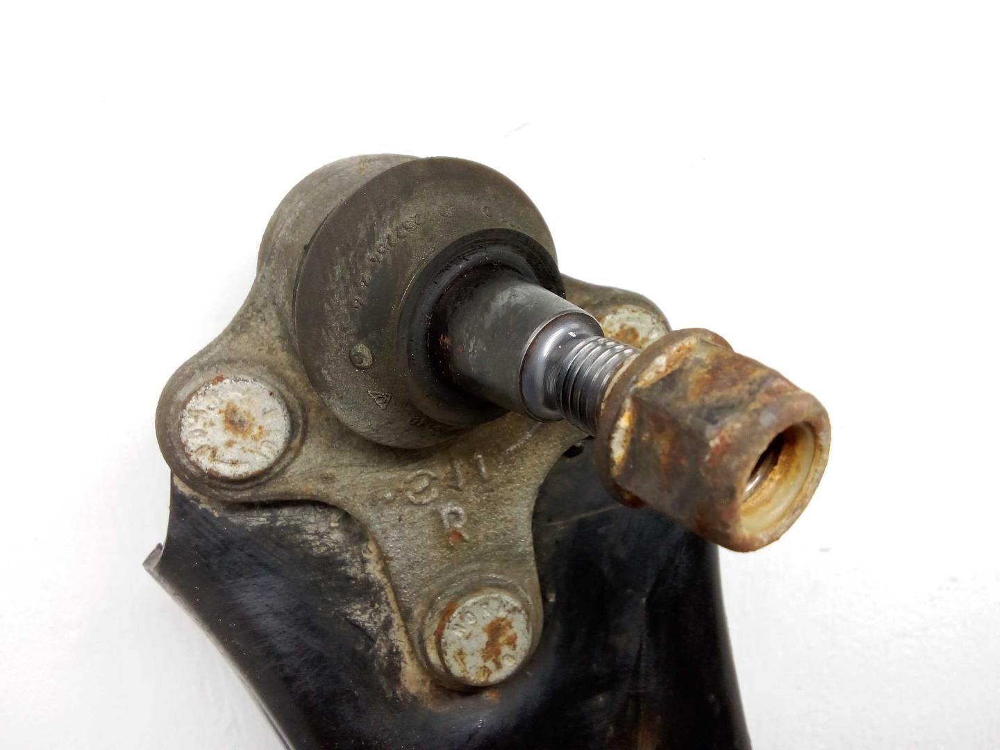 Рычаг передний нижний правый