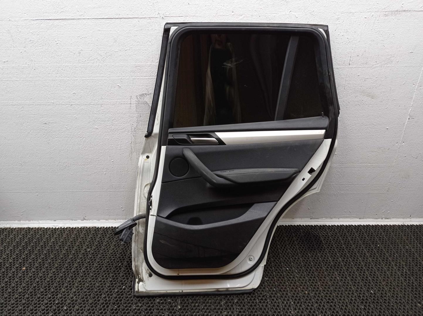 Стекло двери задней правой