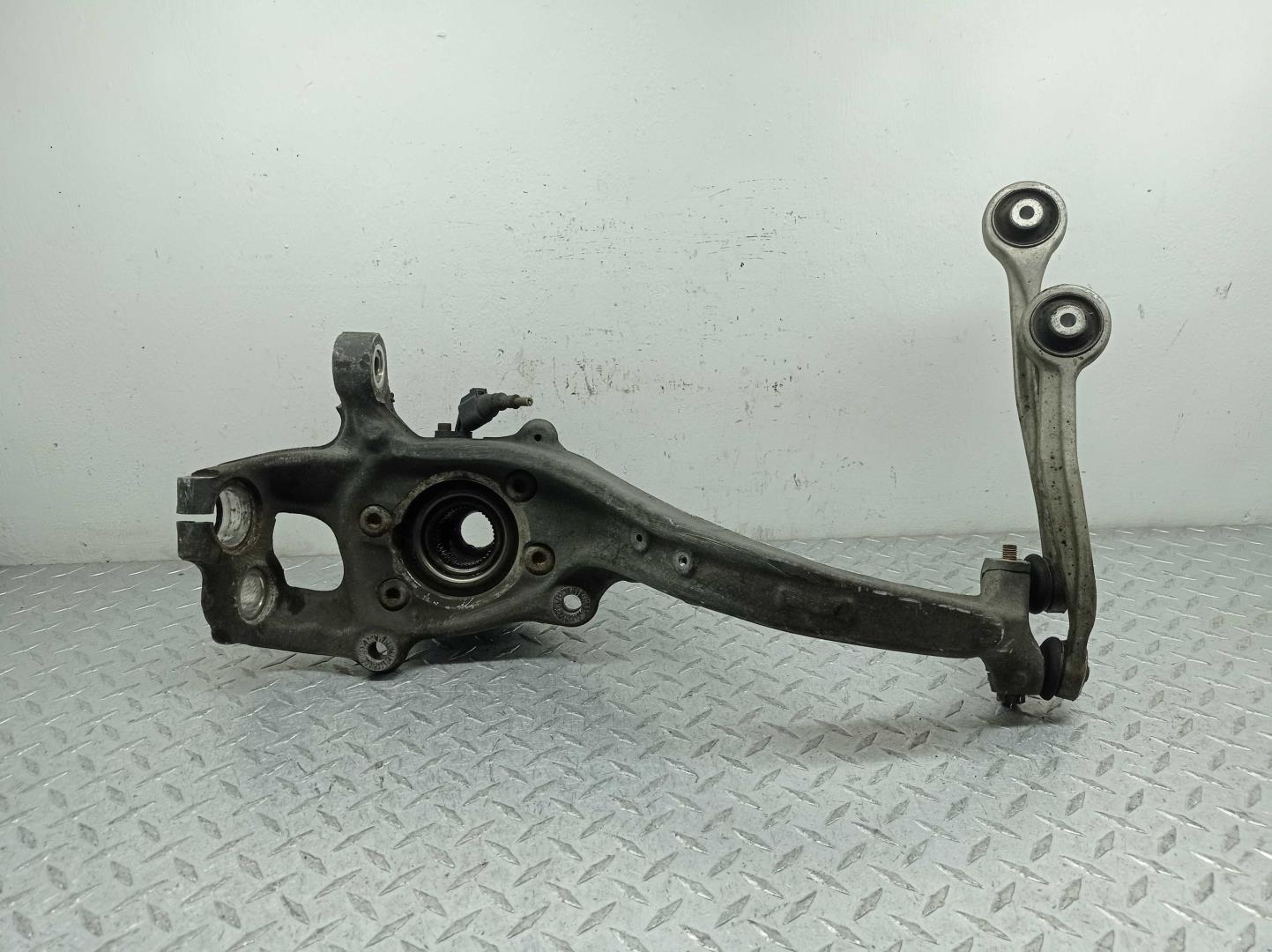 Кулак поворотный передний правый