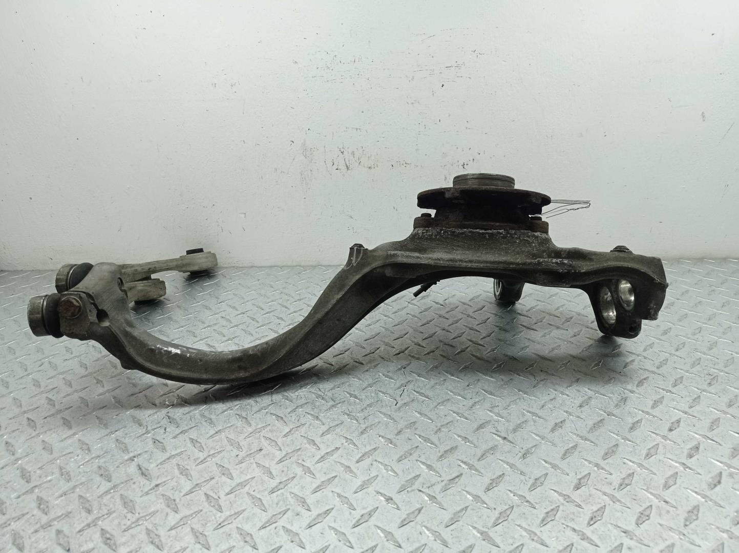 Кулак поворотный передний правый