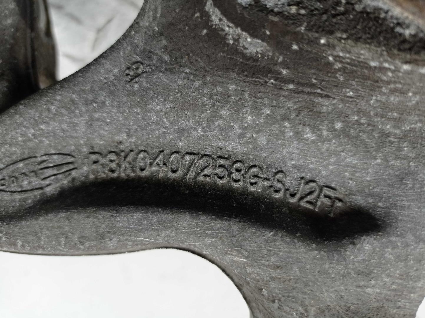 Кулак поворотный передний правый