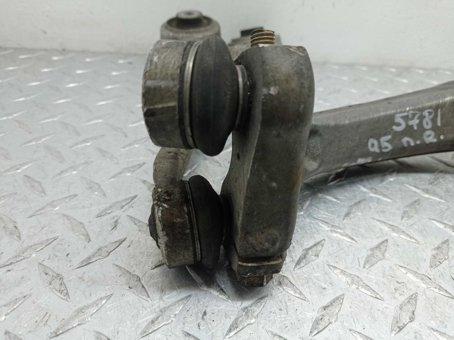 Кулак поворотный передний правый