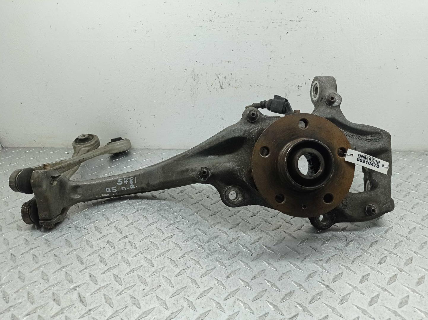 Кулак поворотный передний правый