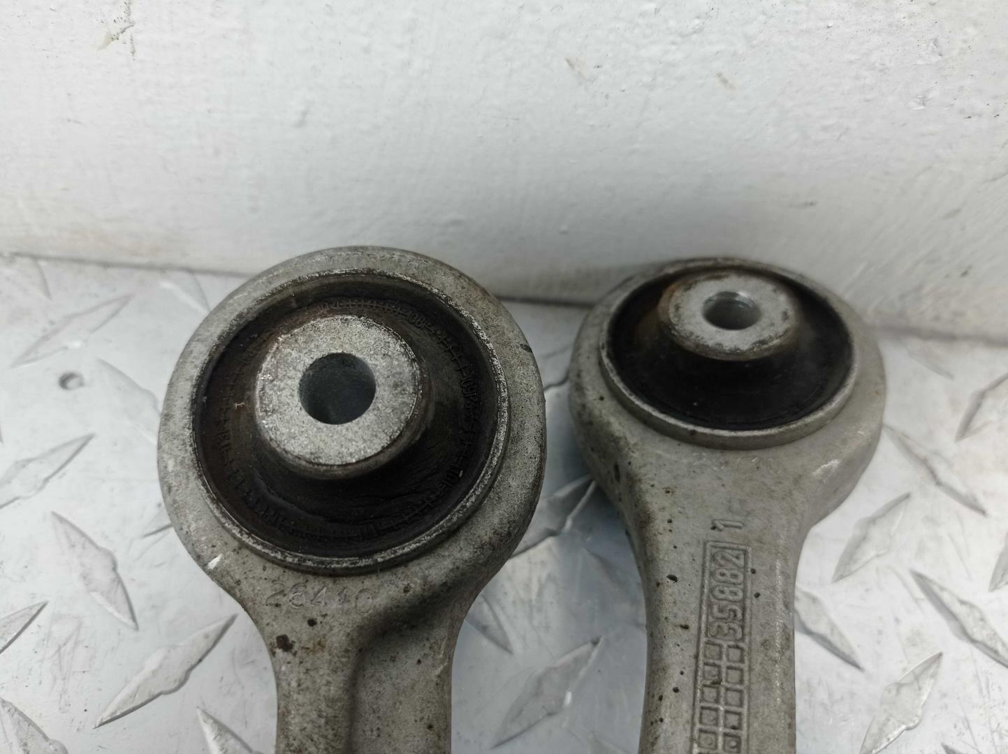 Кулак поворотный передний правый