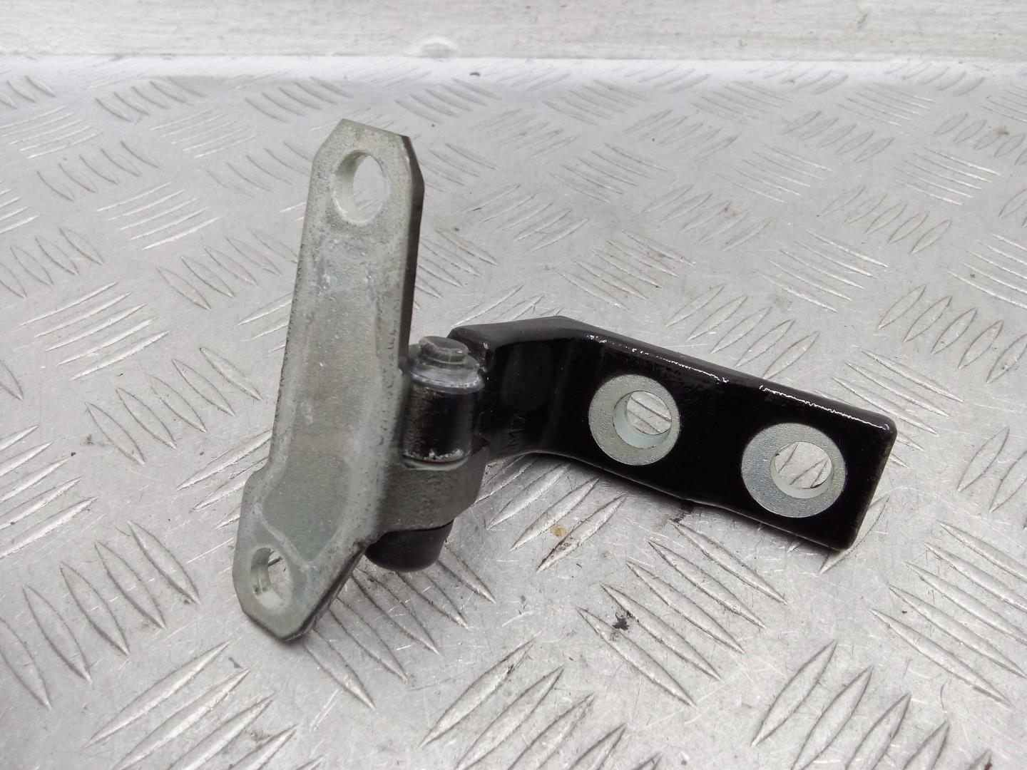 Петля двери