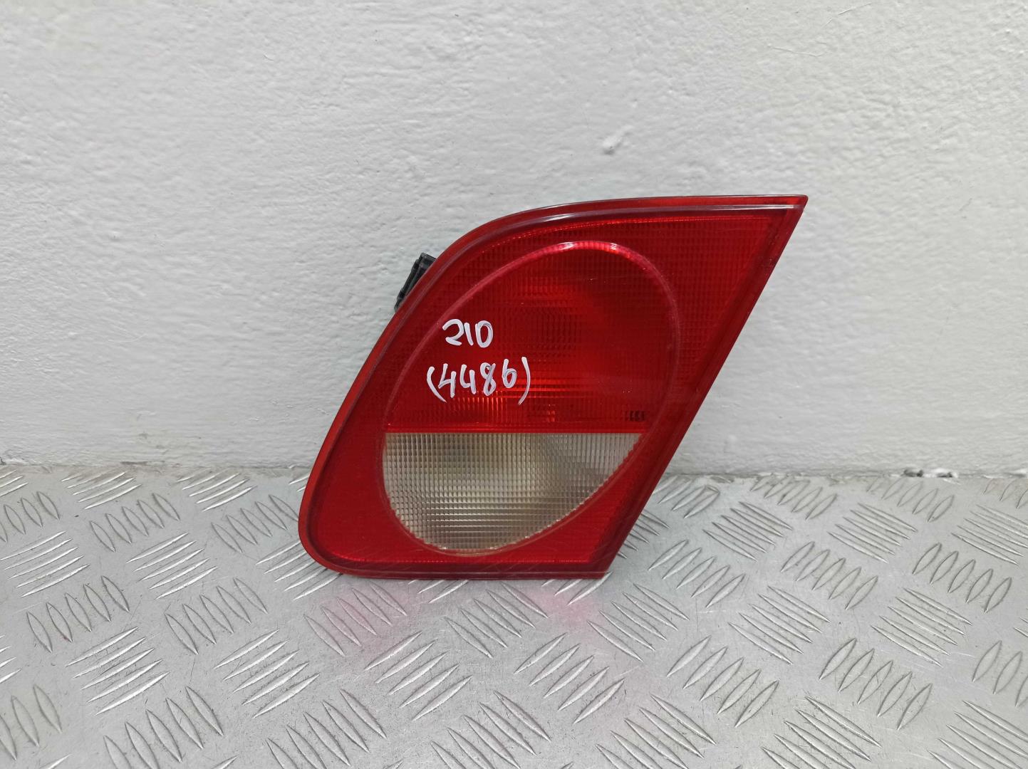 Фонарь задний внутренний правый