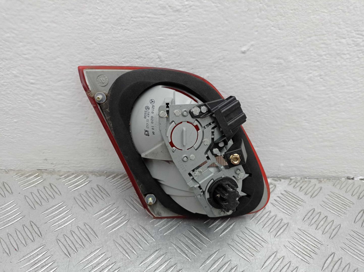 Фонарь задний внутренний правый