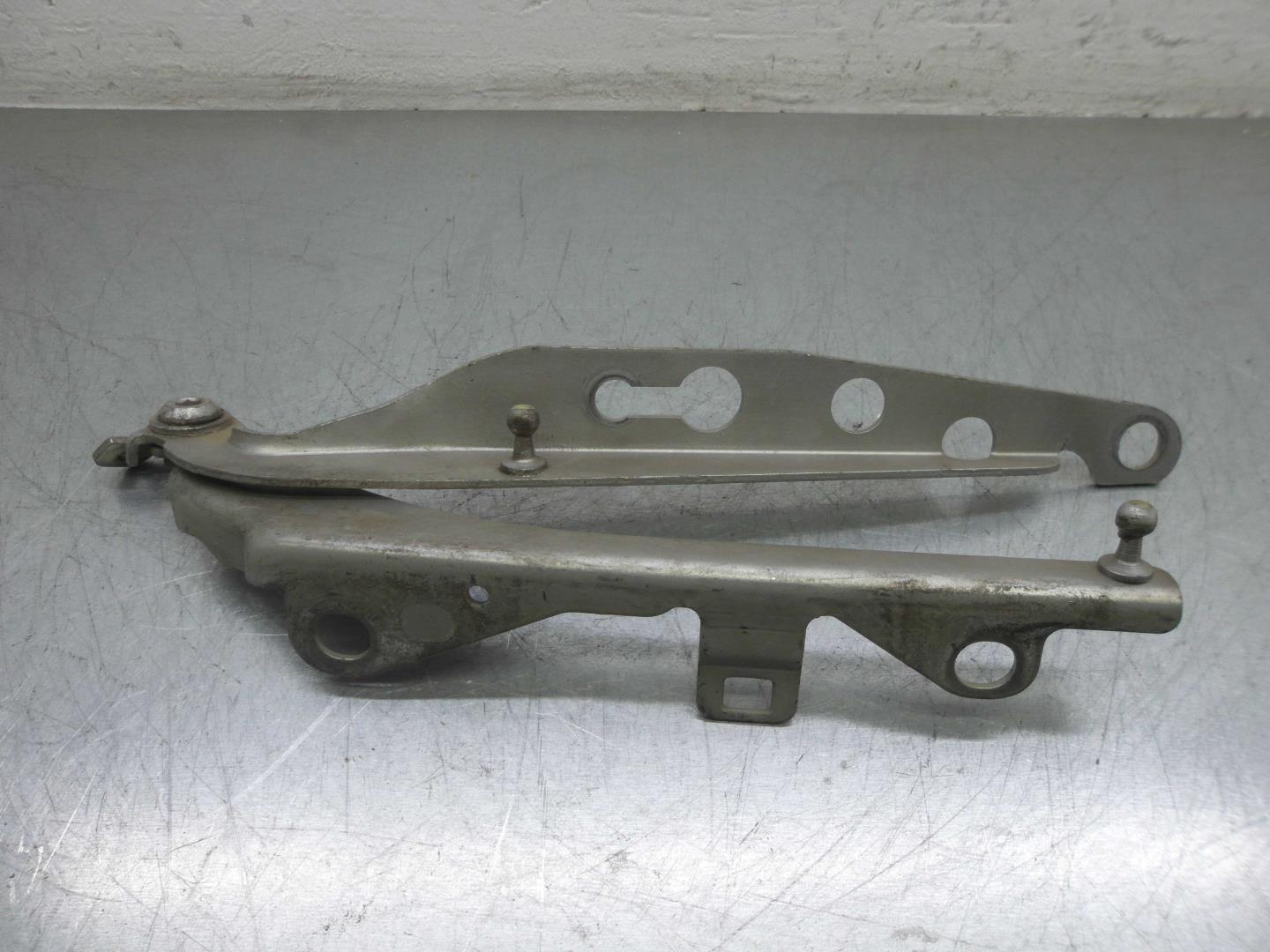 Петля капота левая