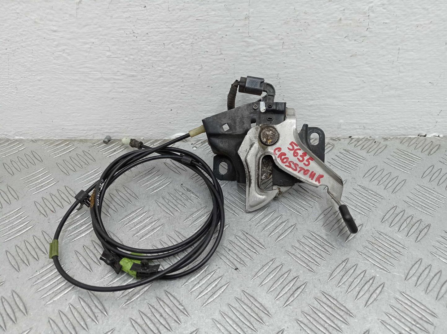 Замок капота