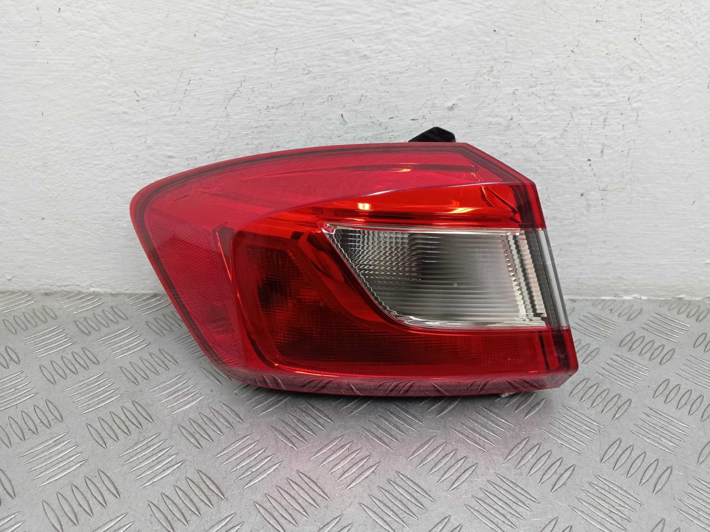 Фонарь задний наружный левый