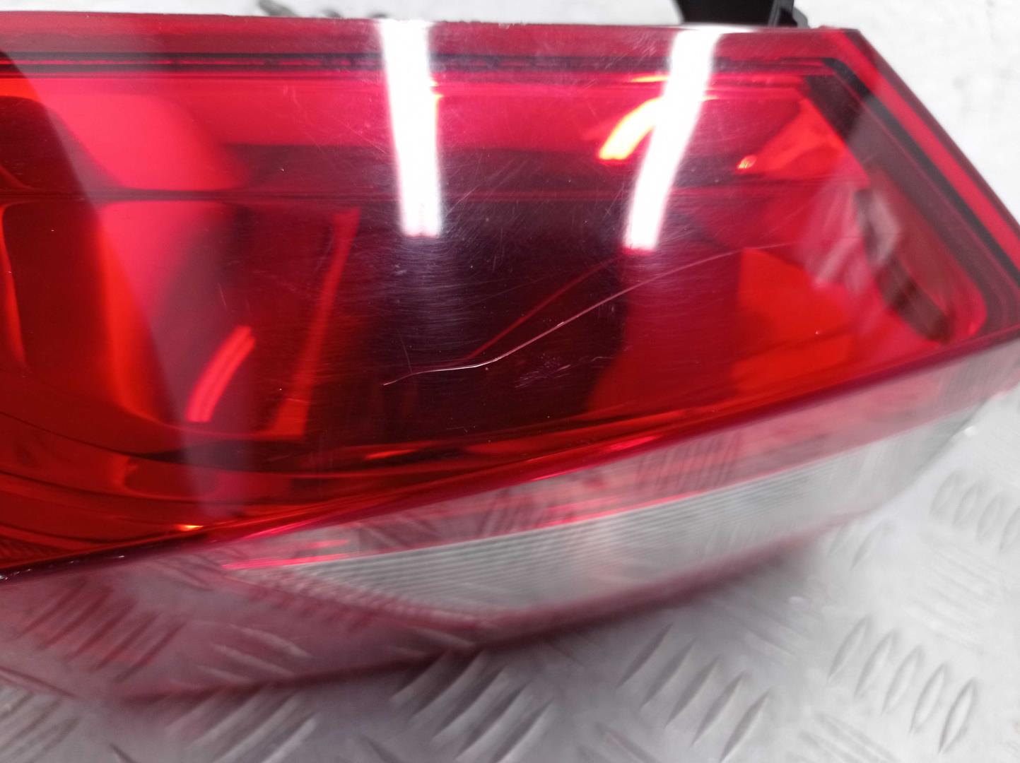 Фонарь задний наружный левый