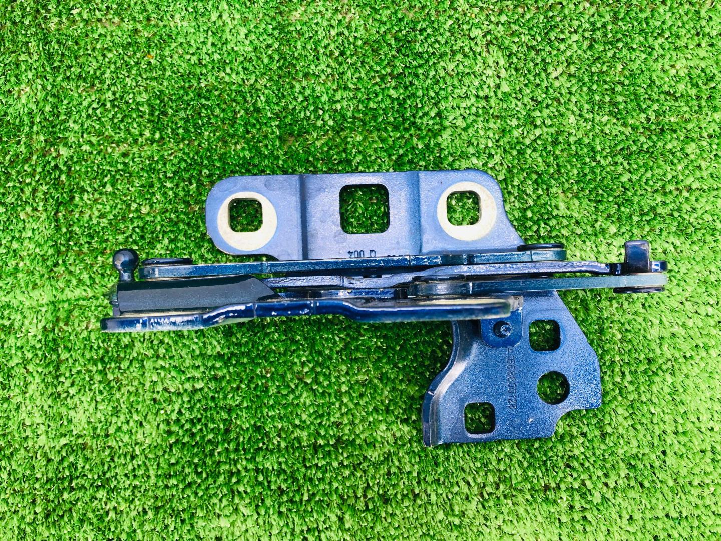 Петля капота левая