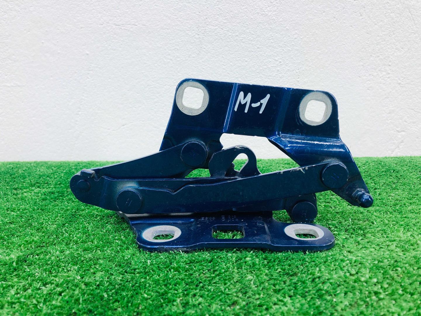 Петля капота левая