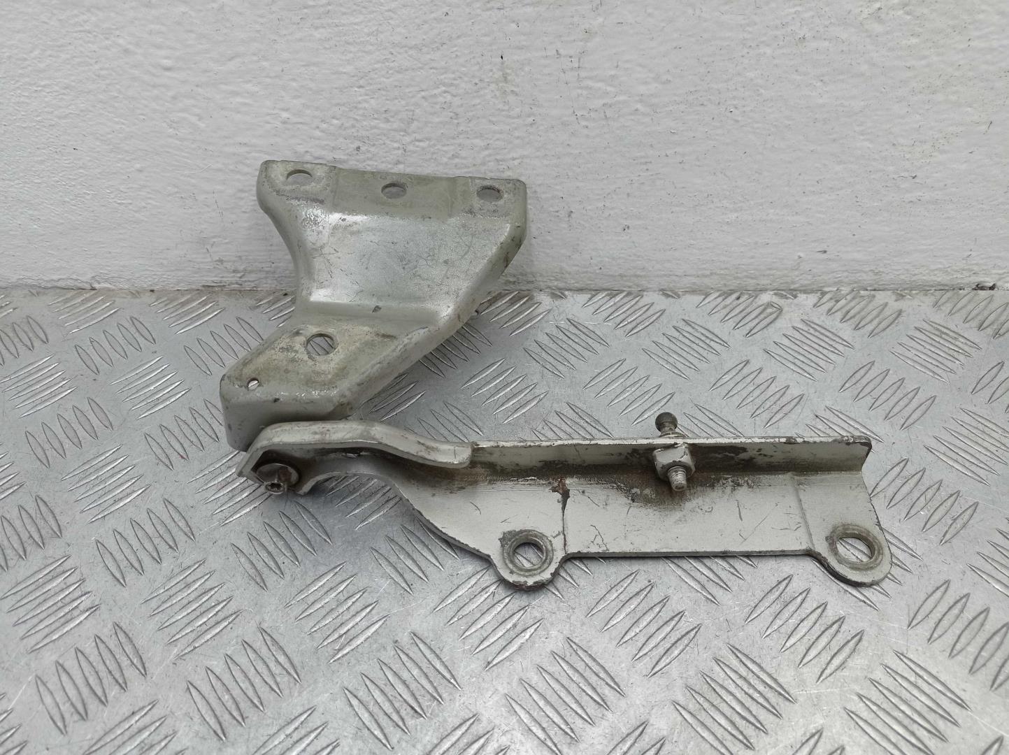 Петля капота правая