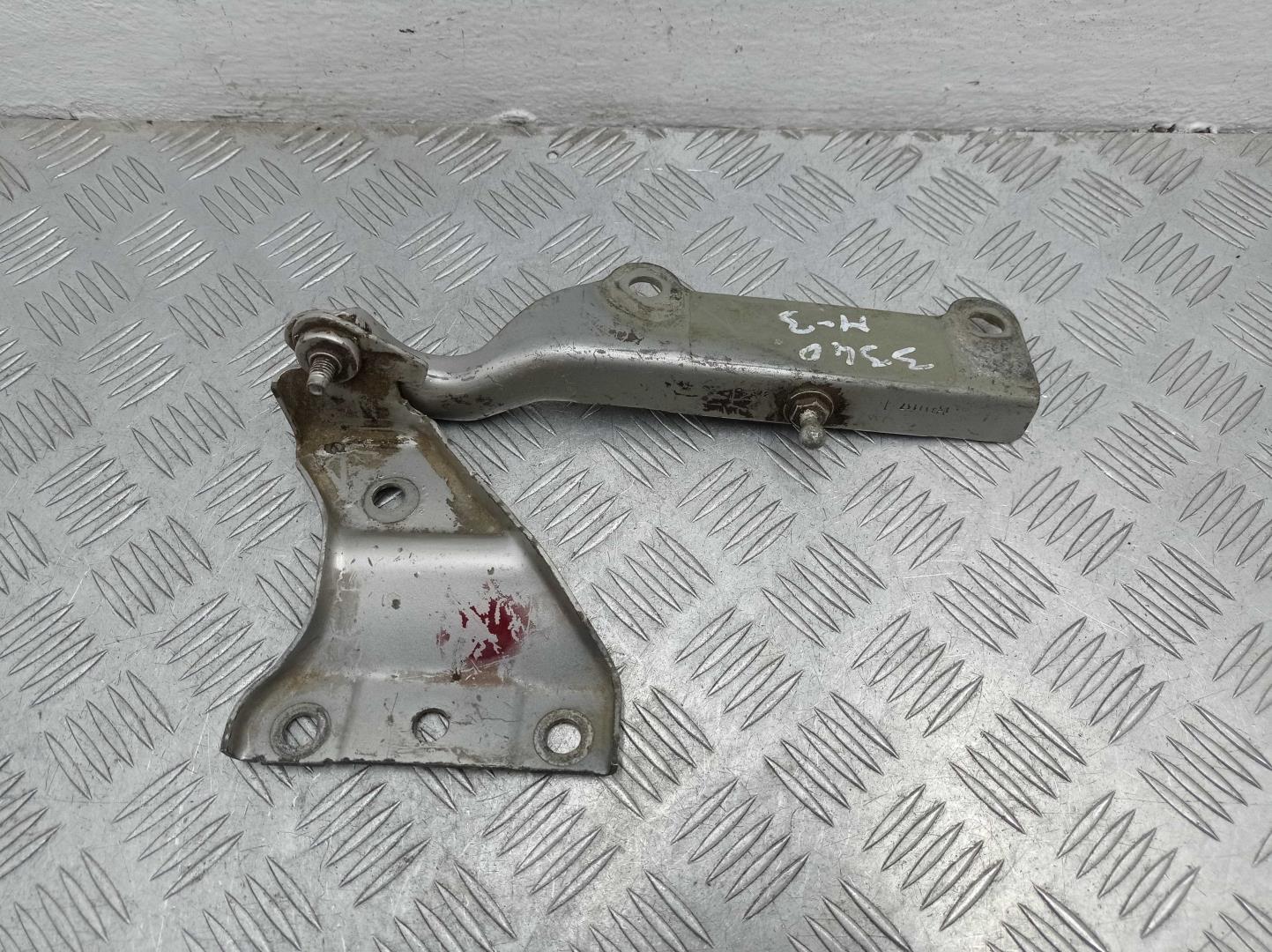 Петля капота правая