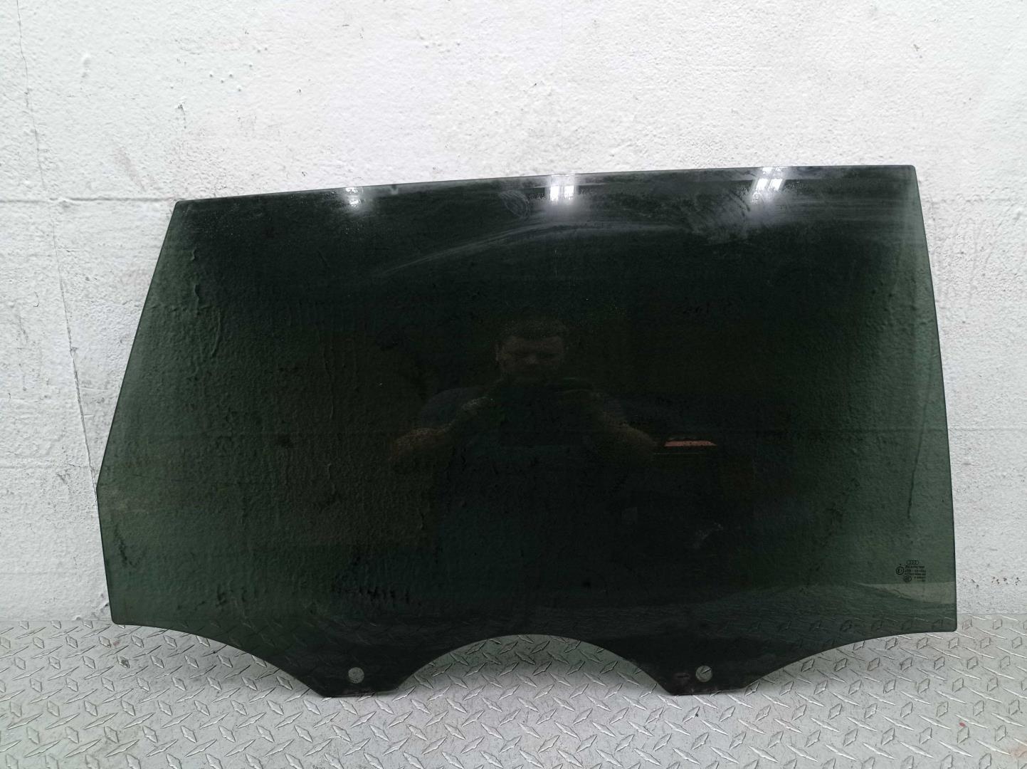 Стекло двери задней правой