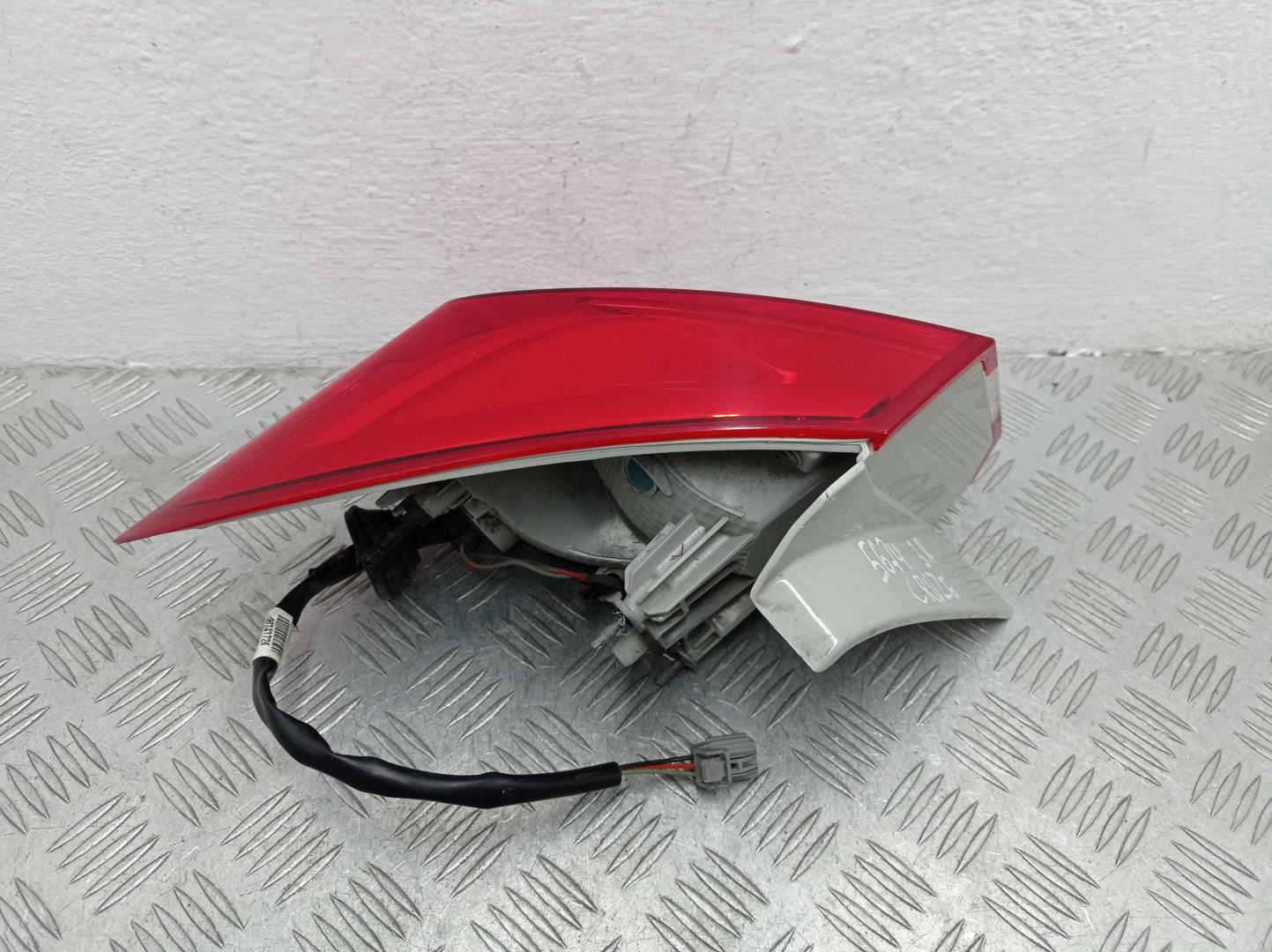 Фонарь задний наружный правый