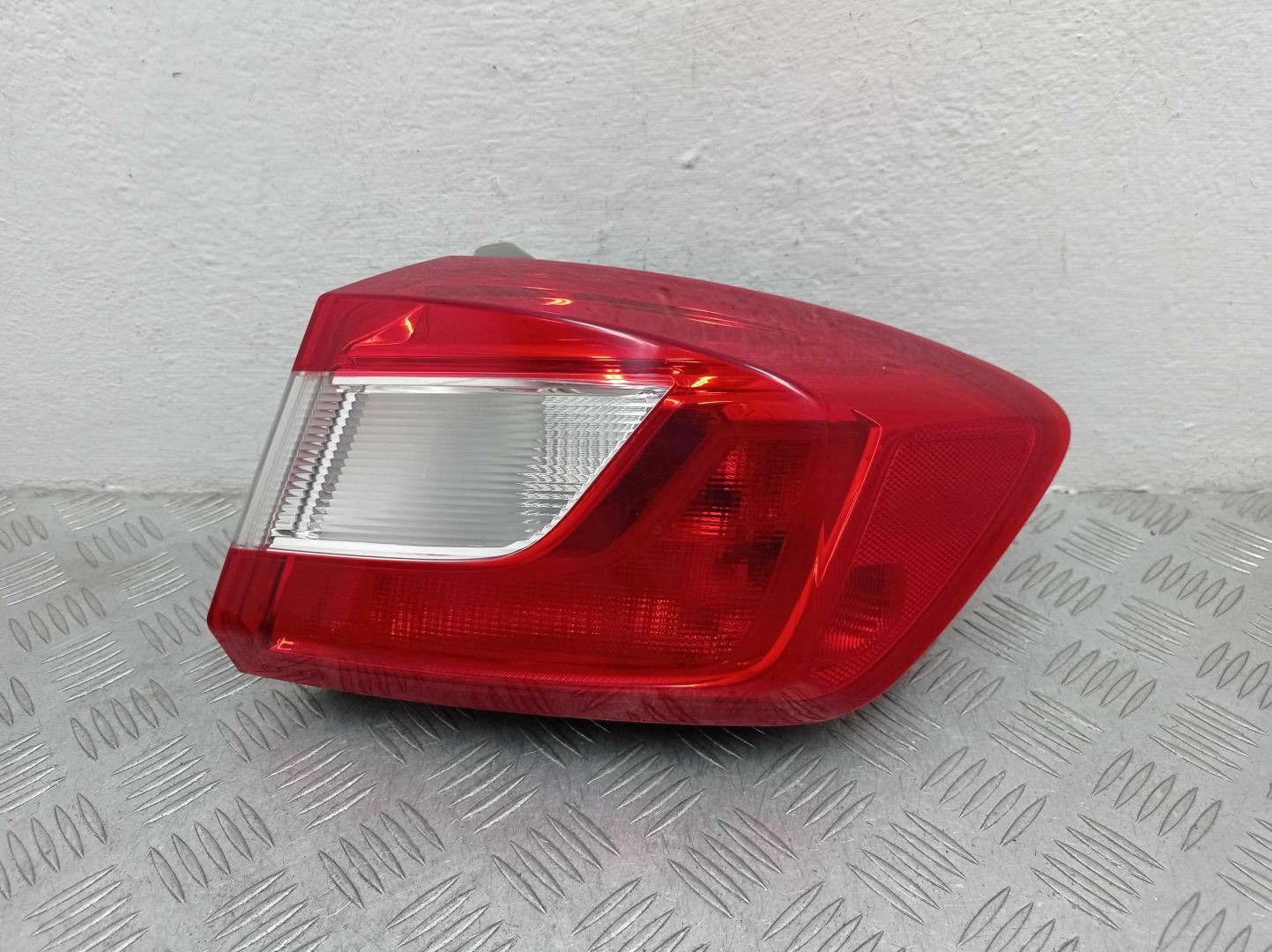 Фонарь задний наружный правый
