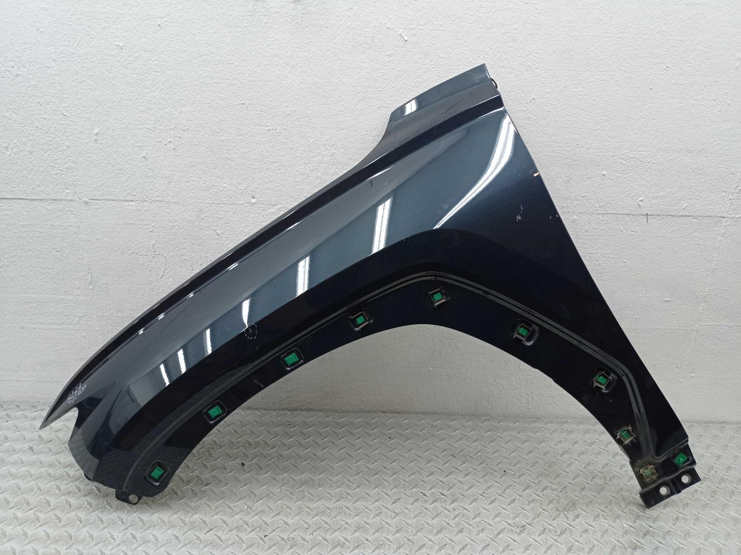 Крыло переднее левое