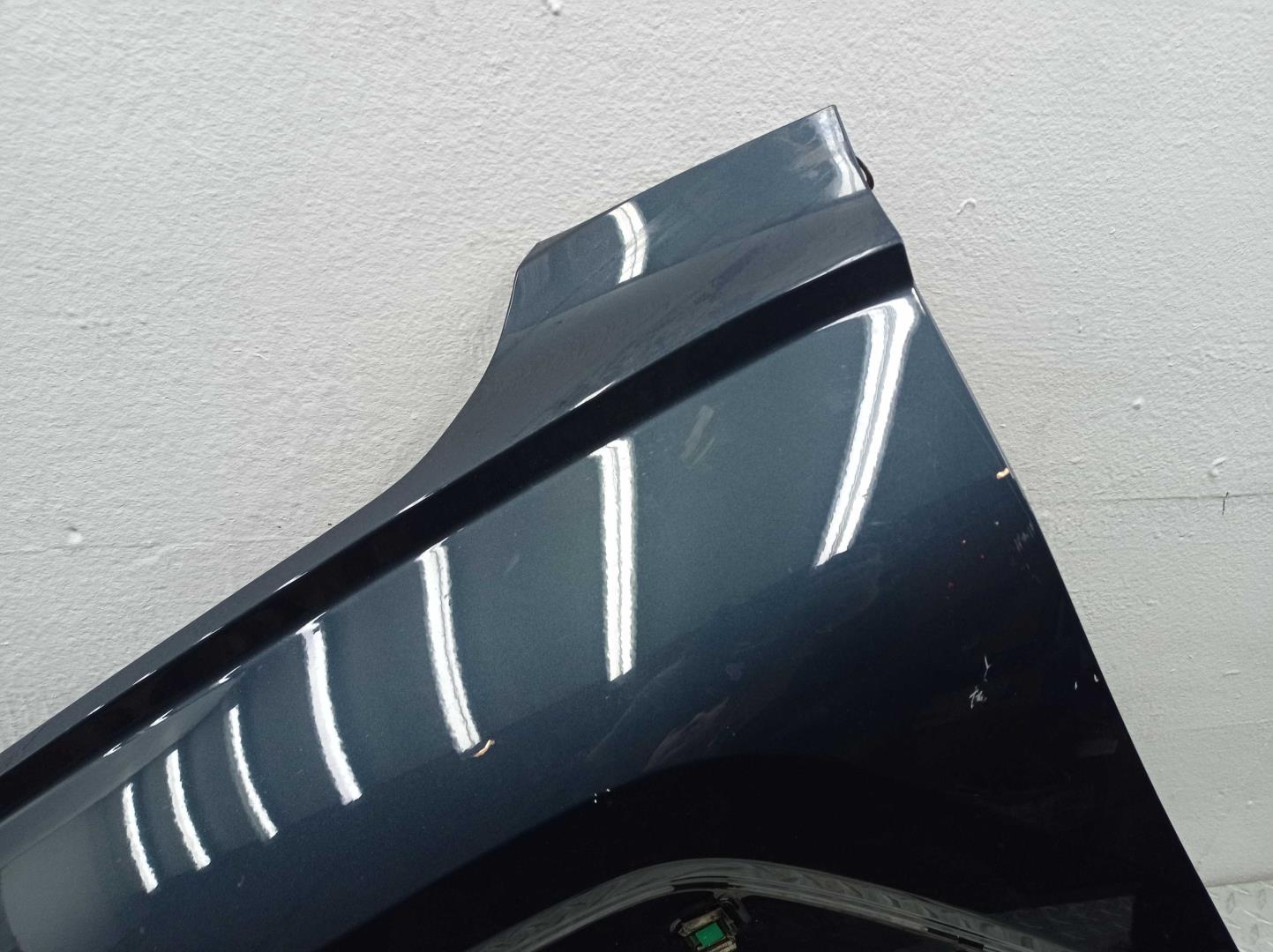 Крыло переднее левое