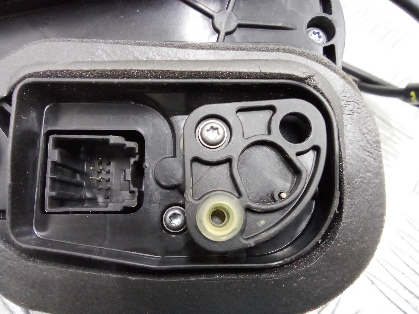 Замок двери задней левой