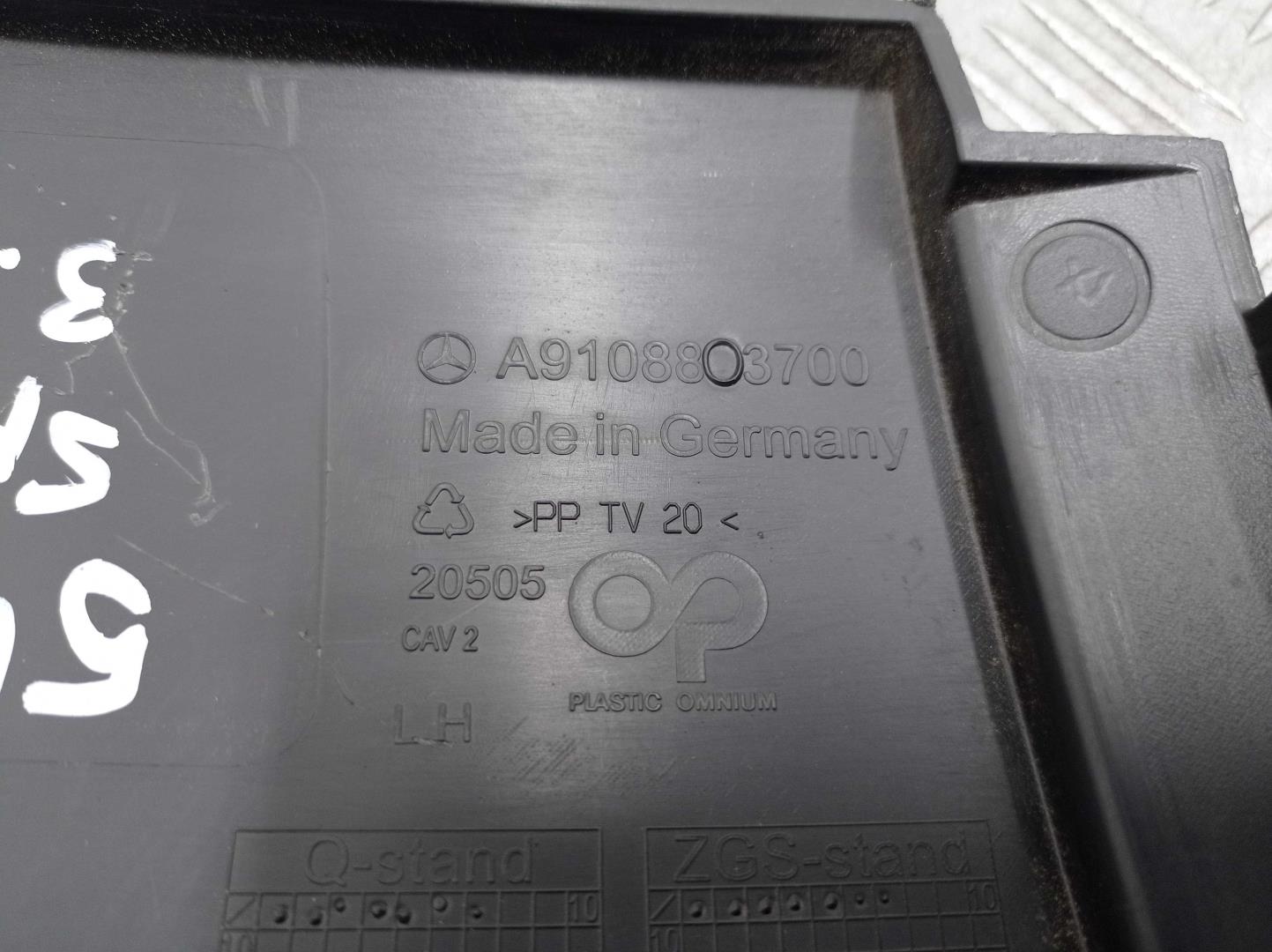 Накладка заднего крыла левого