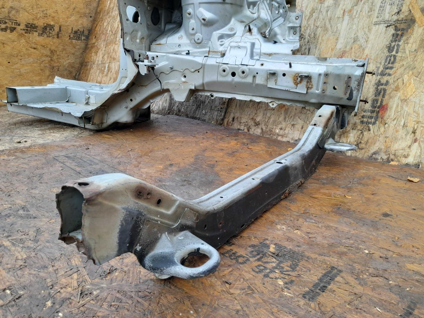 Лонжерон передний левый