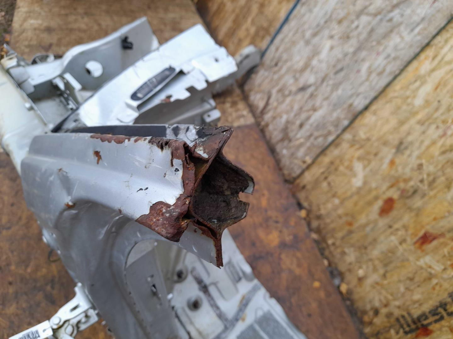 Лонжерон передний левый