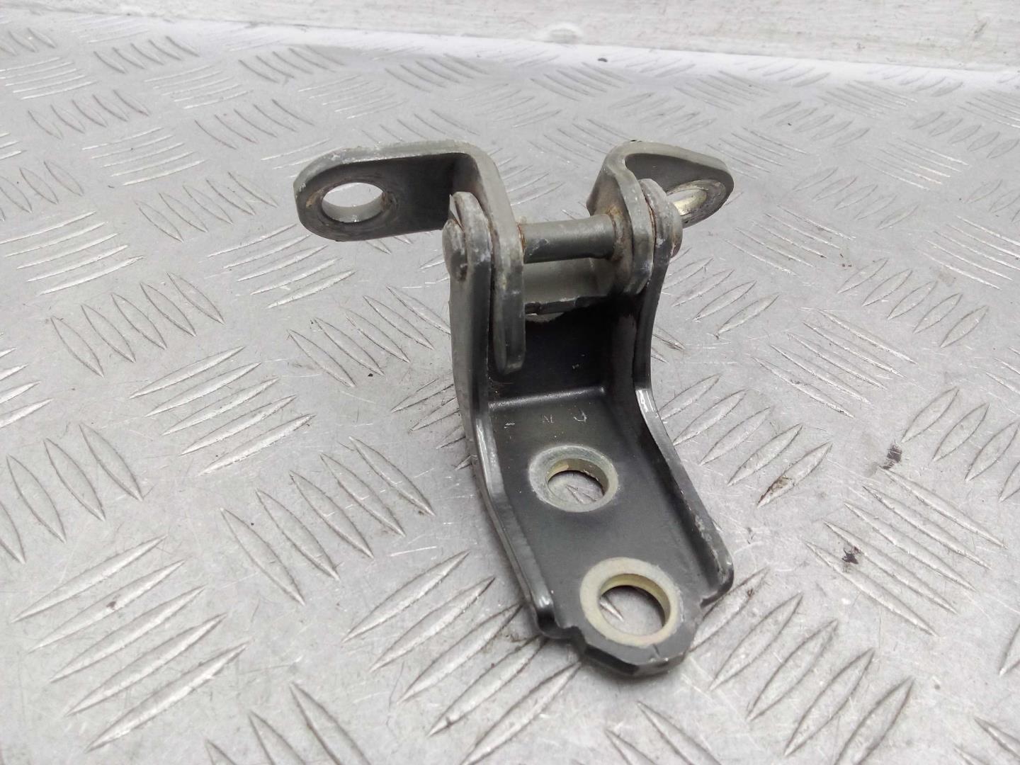 Петля двери