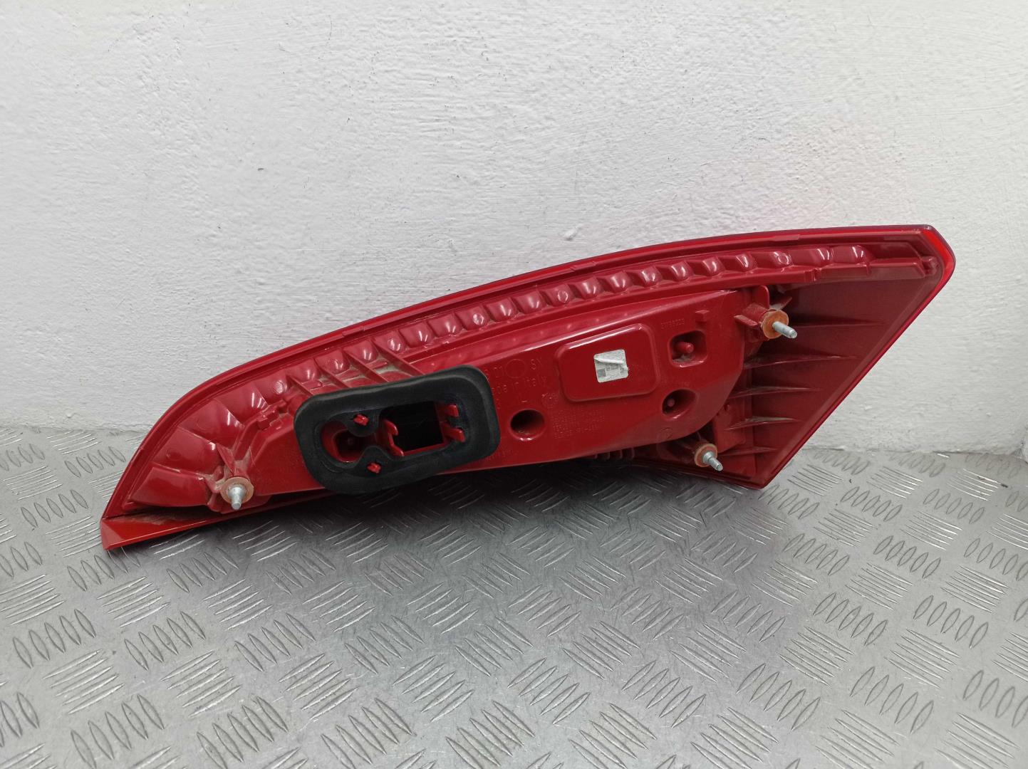 Фонарь задний внутренний левый