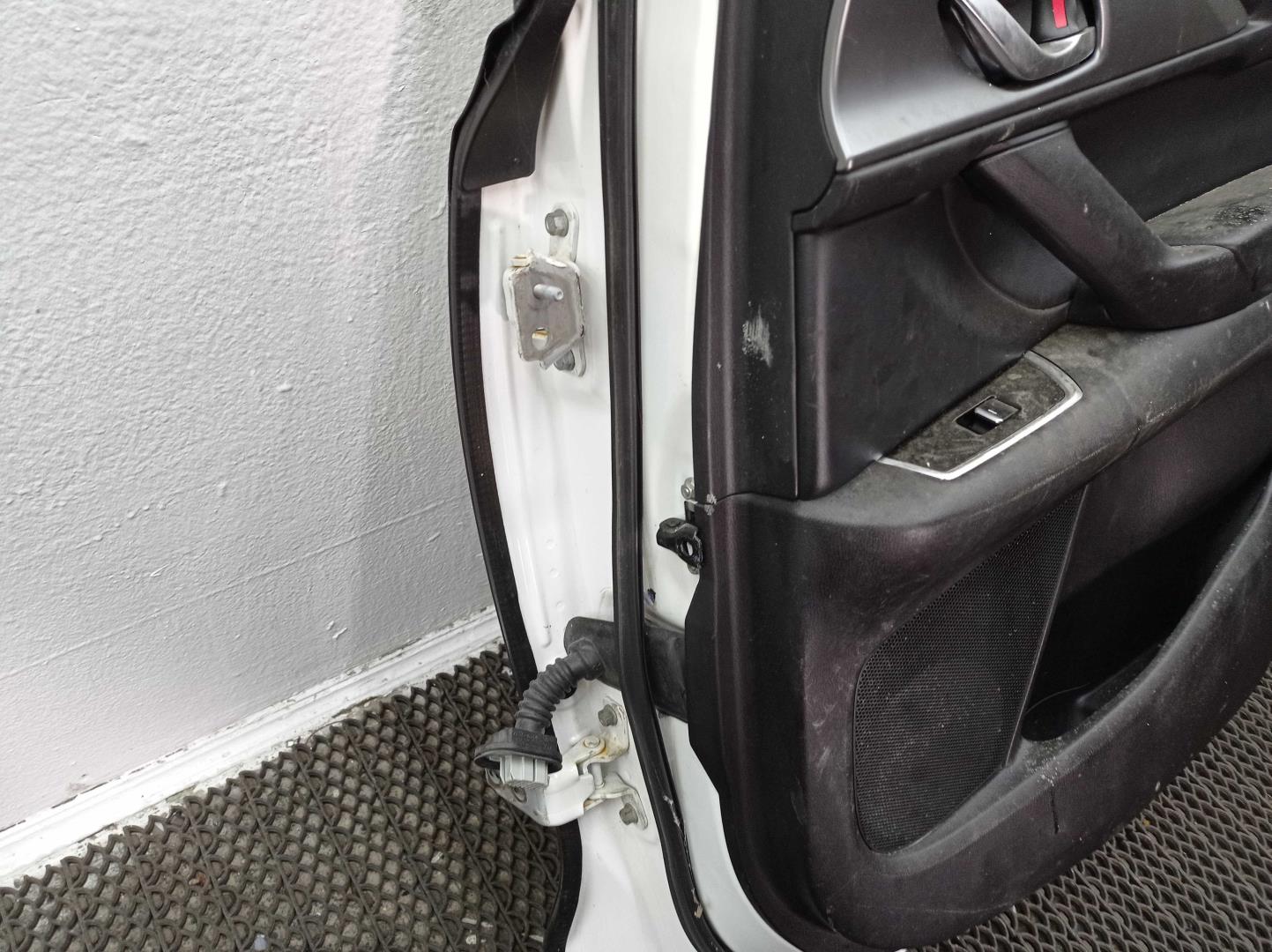 Стекло двери задней правой