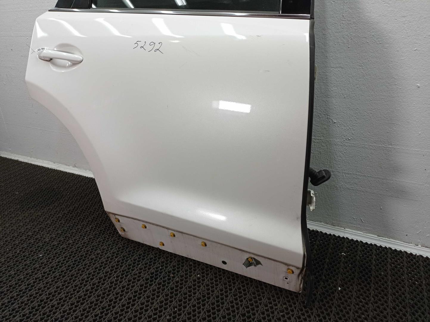 Стекло двери задней правой