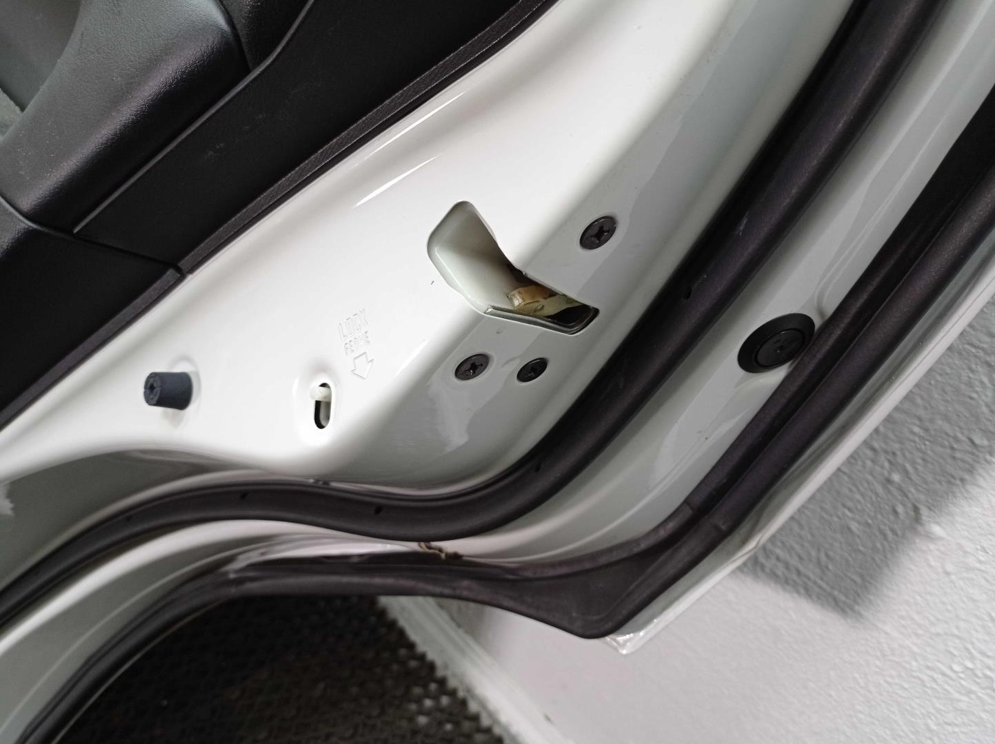 Стекло двери задней правой