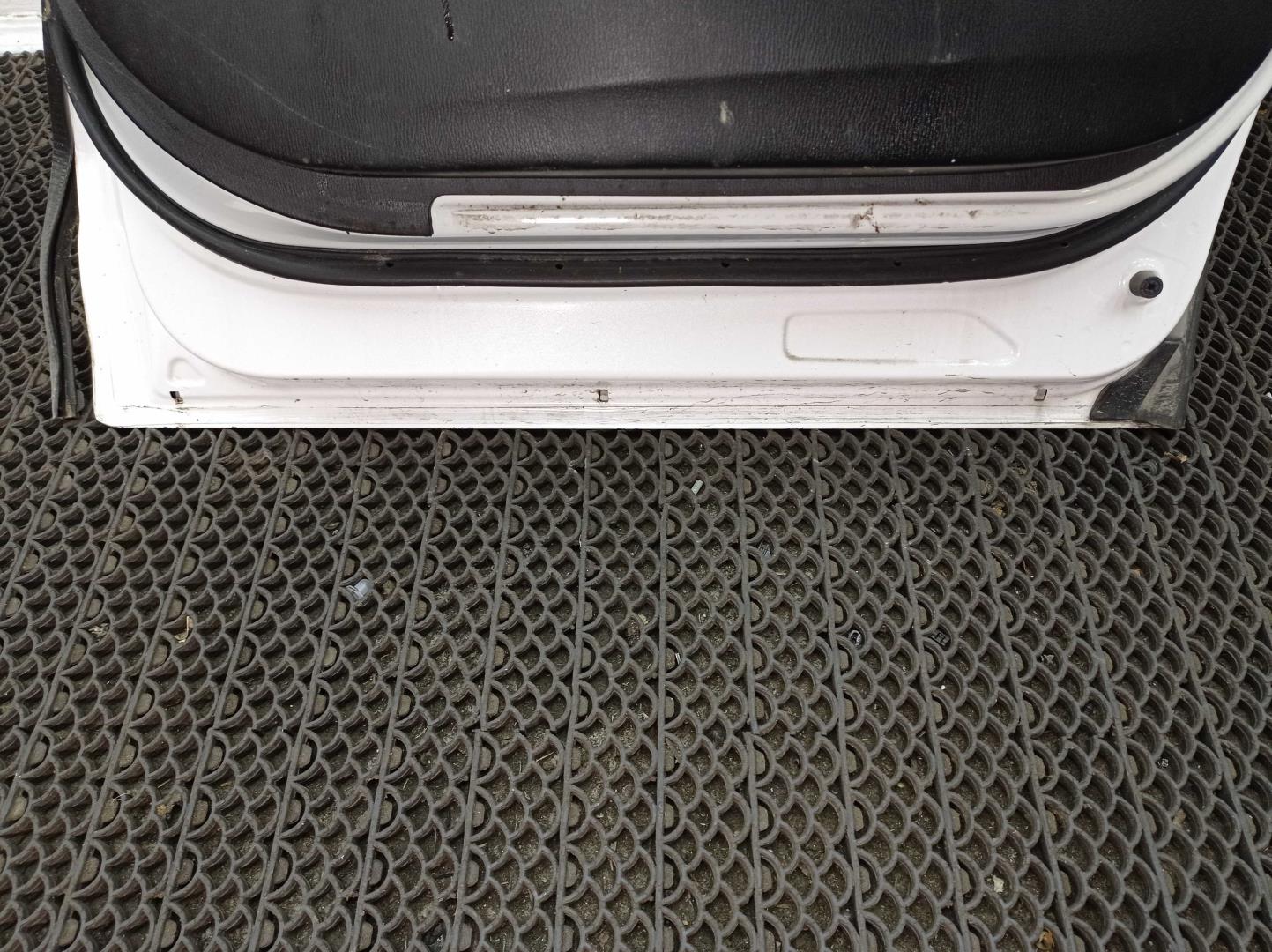 Стекло двери задней правой