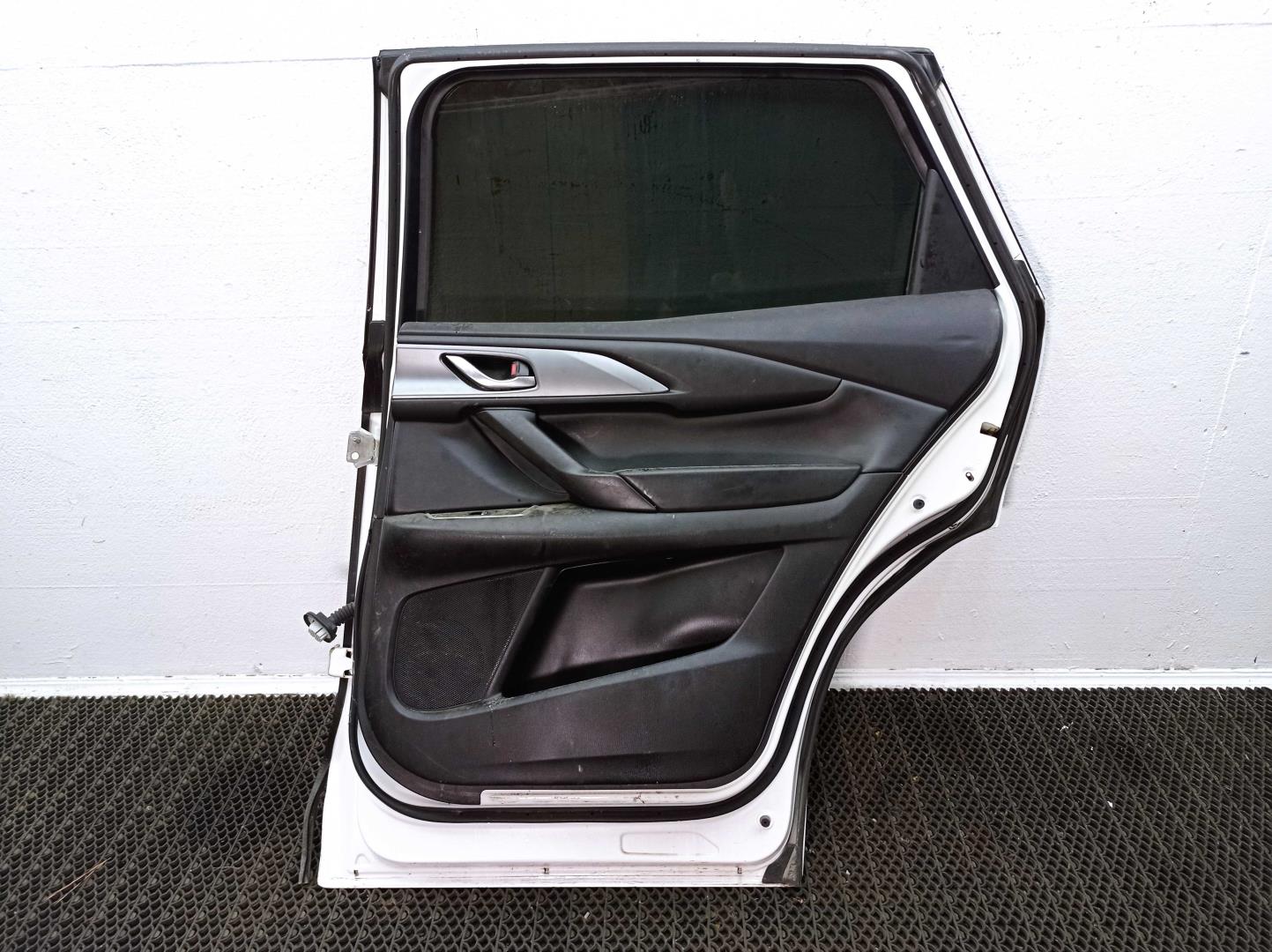 Стекло двери задней правой