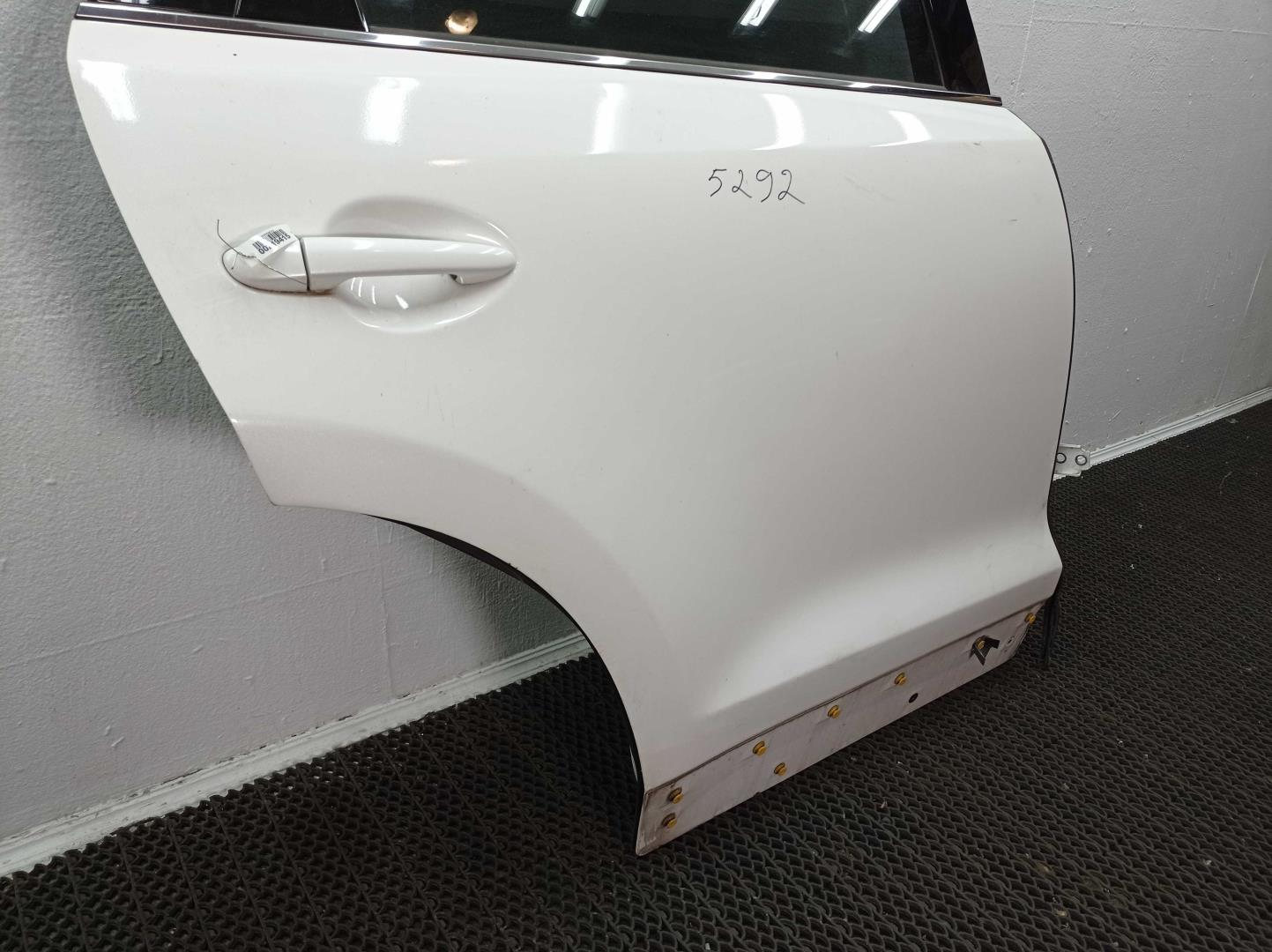 Стекло двери задней правой