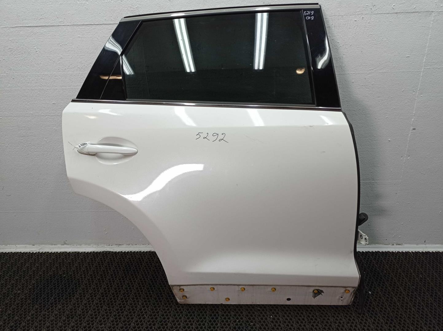 Стекло двери задней правой