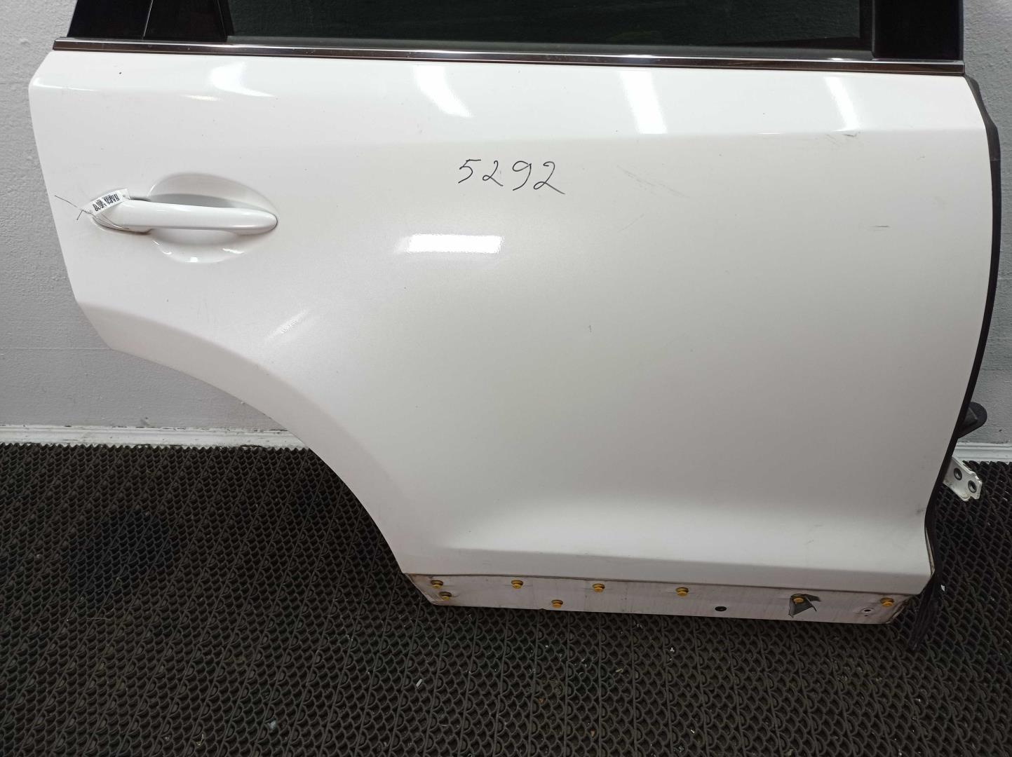 Стекло двери задней правой