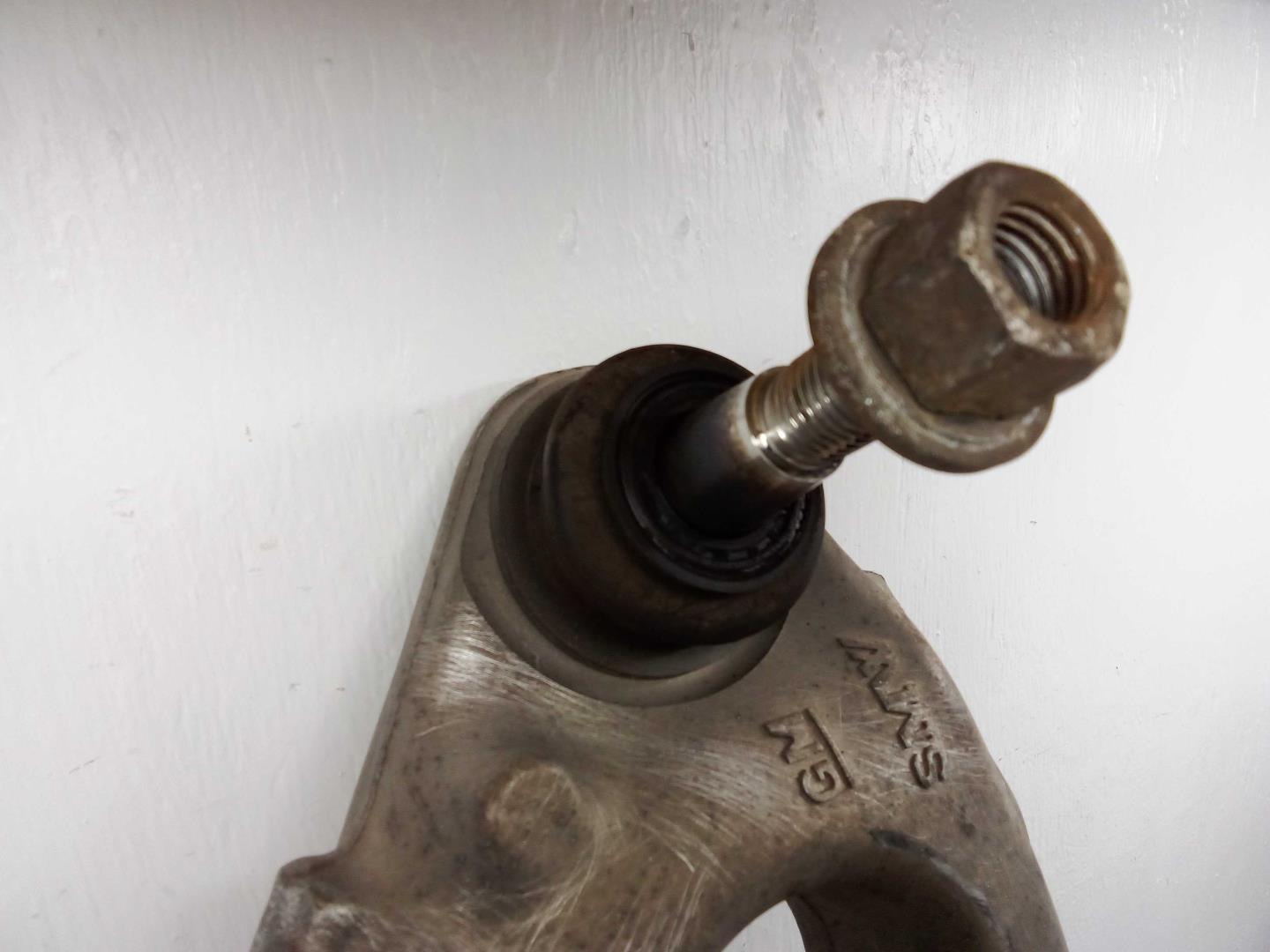 Рычаг передний нижний левый