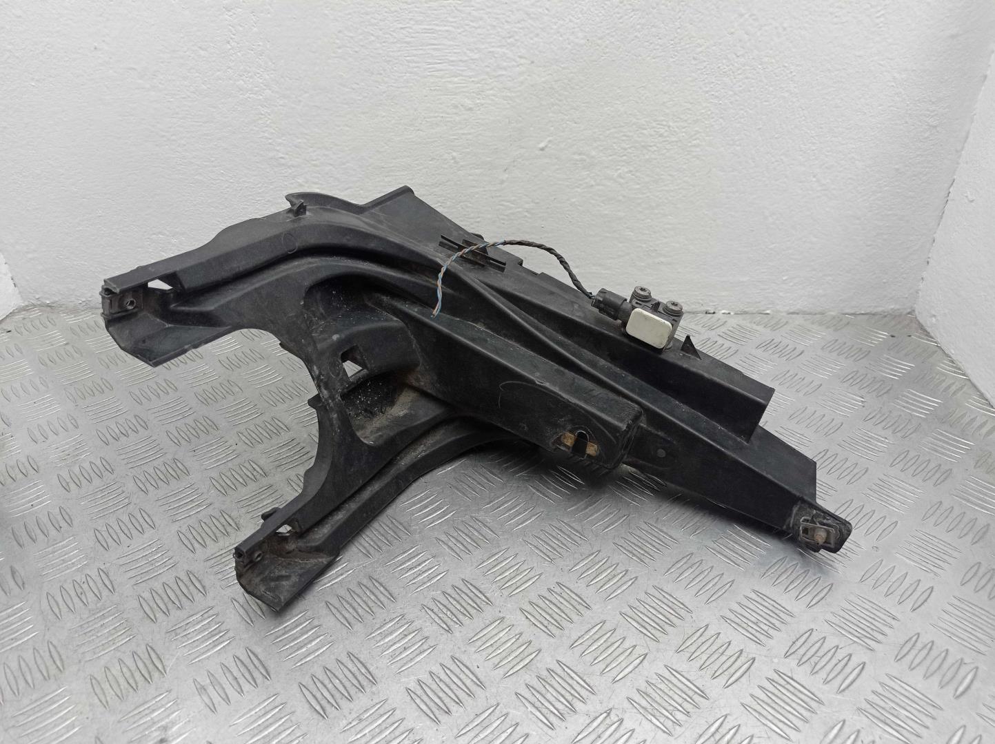 Кронштейн фар правый