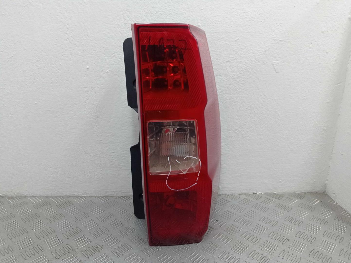 Фонарь задний наружный правый