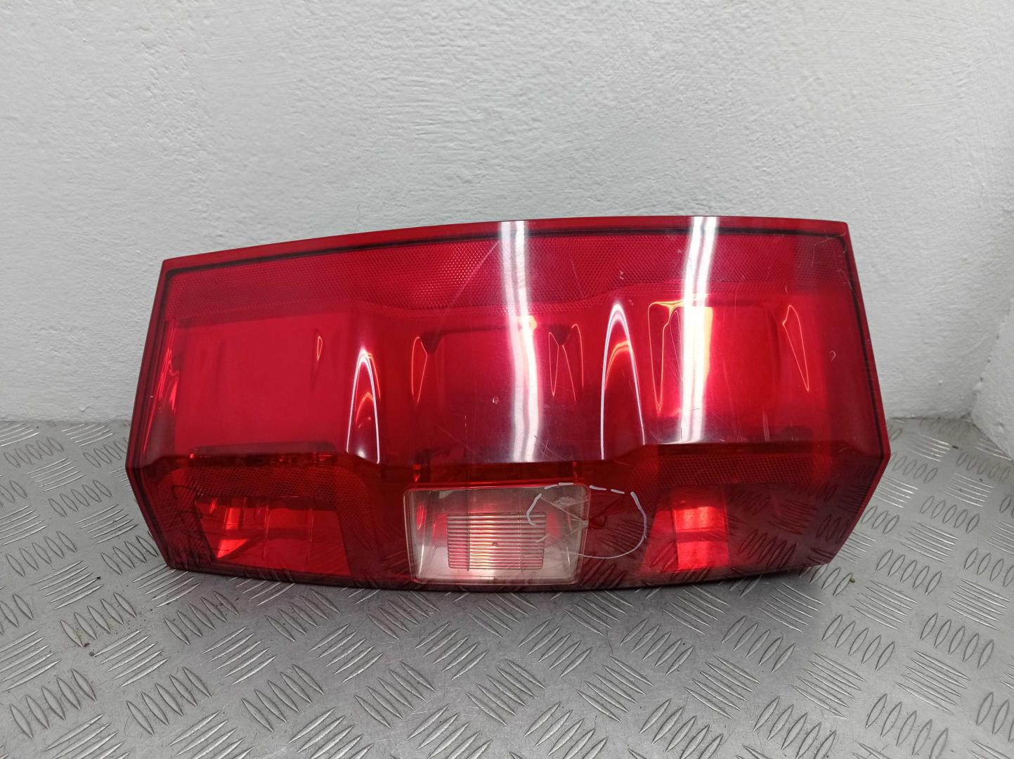 Фонарь задний наружный правый