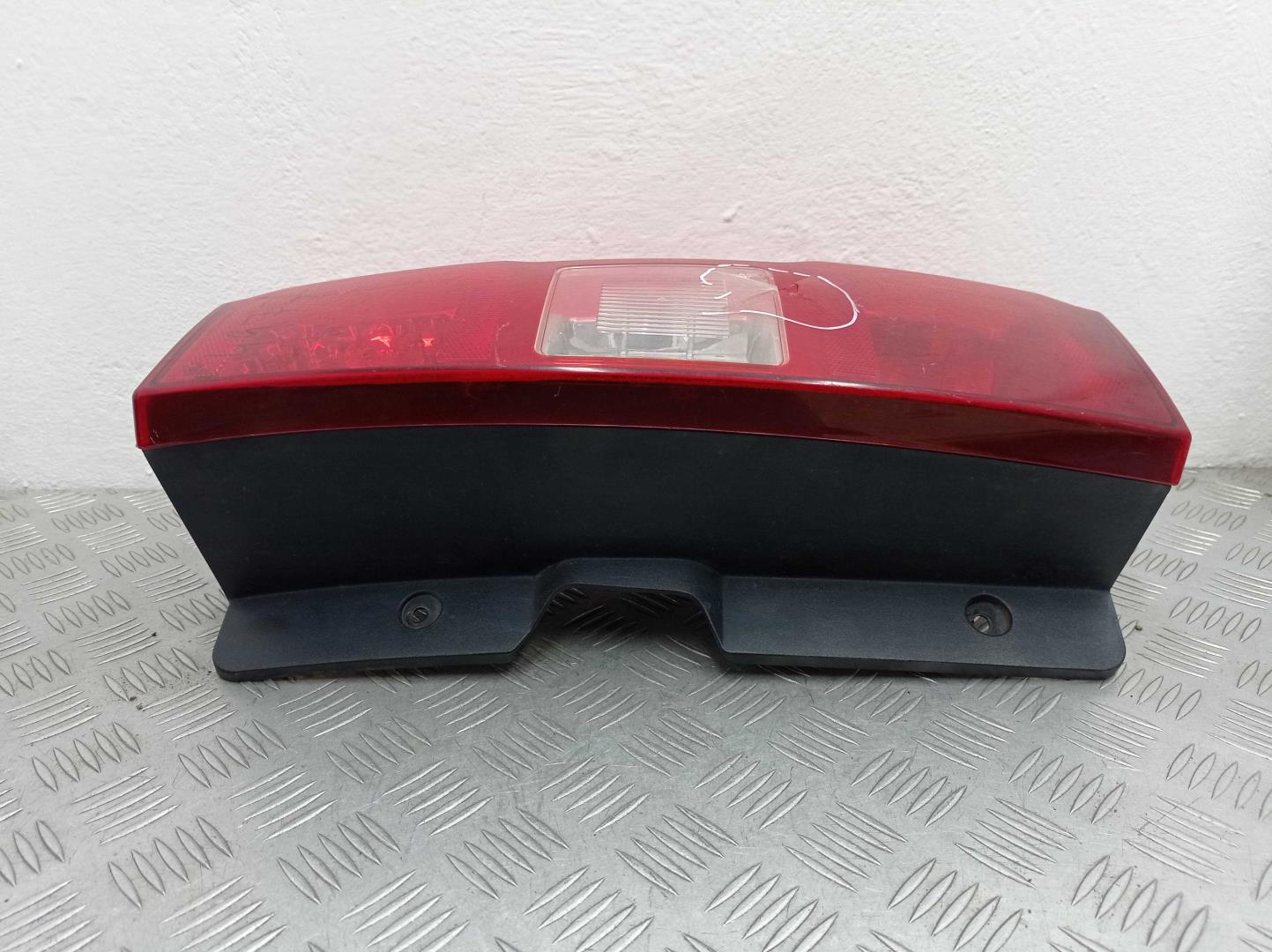 Фонарь задний наружный правый