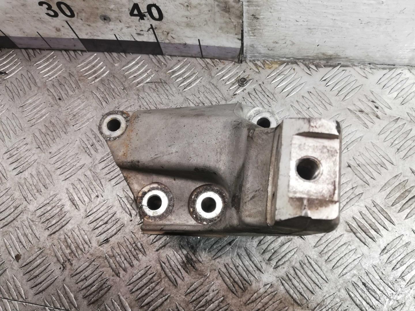 Кронштейн двигателя